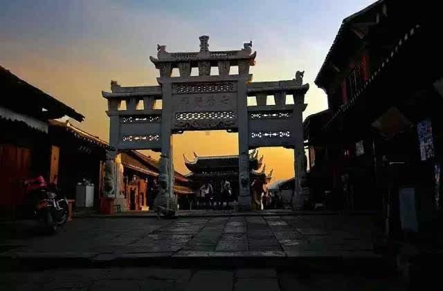 港珠澳大桥海关查获一起旅客绑藏50部手机进境案